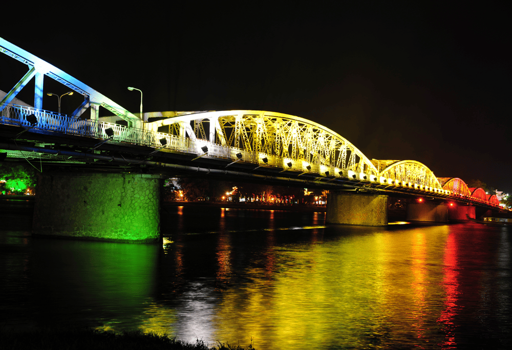 Truong Tien Bridge sparkles at night, its colorful lights reflecting on the peaceful Perfume River (Source: Canva)